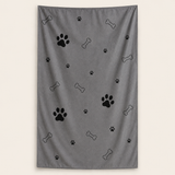 Toalla de secado rápido Calmora en gris, extendida, microfibra de poliéster de 60 × 100 cm