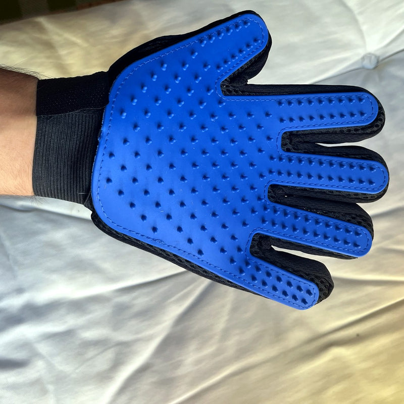 Guante Quitapelos Calmora puesto en la mano, cara de silicona azul